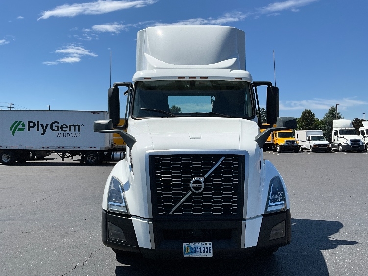 2020 Volvo VNL 300 in Clackamas, OR — photo 2