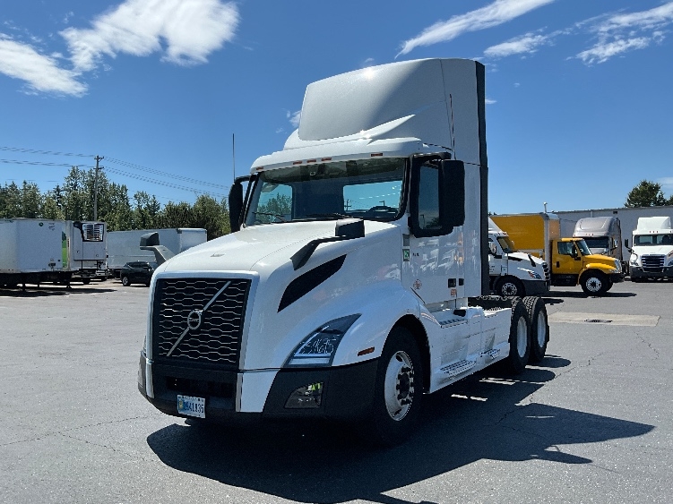 2020 Volvo VNL 300 in Clackamas, OR — photo 3