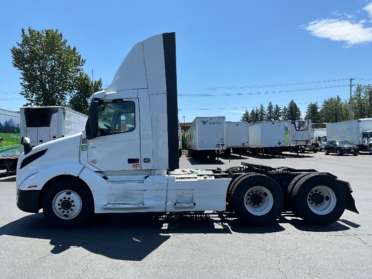 2020 Volvo VNL 300 in Clackamas, OR — photo 4