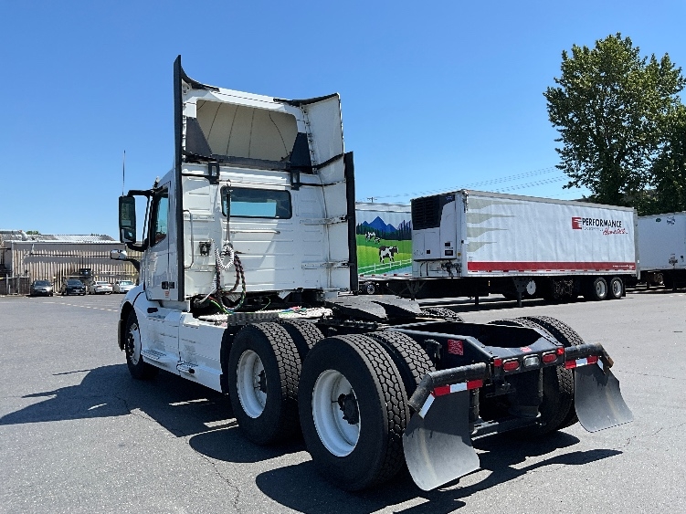2020 Volvo VNL 300 in Clackamas, OR — photo 5