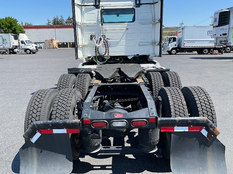 2020 Volvo VNL 300 in Clackamas, OR — photo 6