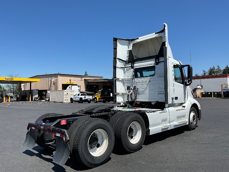 2020 Volvo VNL 300 in Clackamas, OR — photo 7