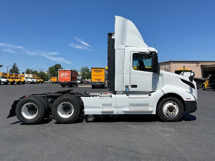2020 Volvo VNL 300 in Clackamas, OR — photo 8