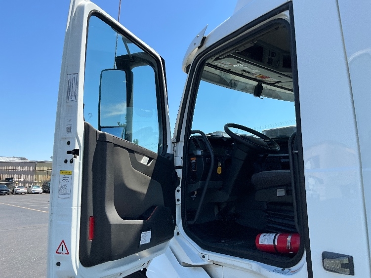 2020 Volvo VNL 300 in Clackamas, OR — photo 9