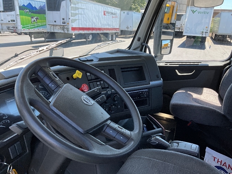 2020 Volvo VNL 300 in Portland, OR — photo 10