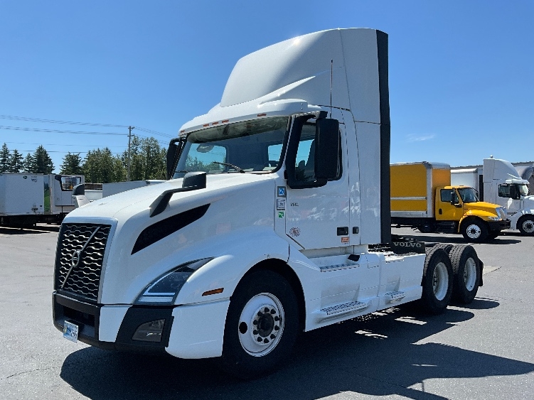 2020 Volvo VNL 300 in Portland, OR — photo 3