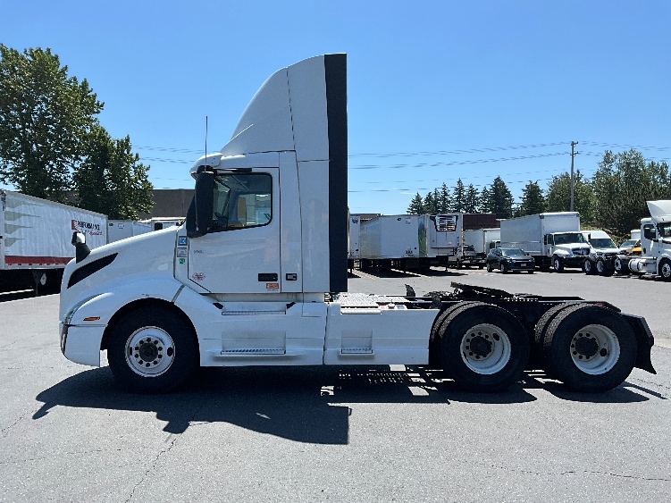 2020 Volvo VNL 300 in Portland, OR — photo 4