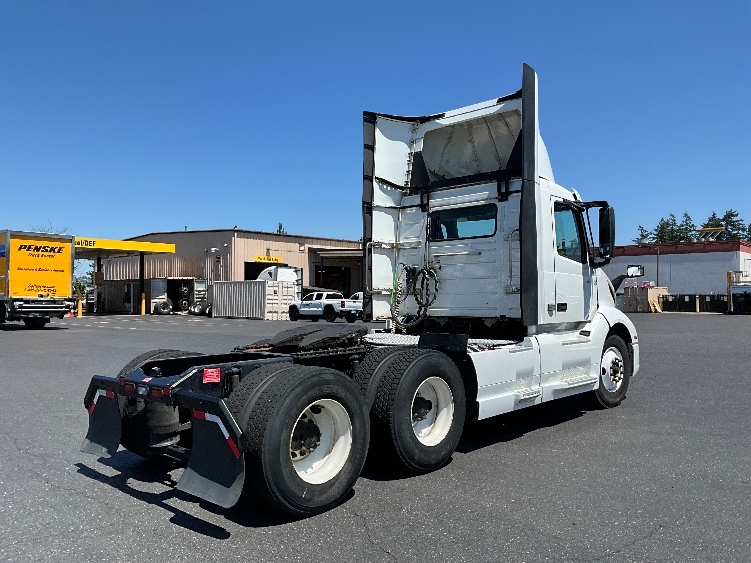 2020 Volvo VNL 300 in Portland, OR — photo 7