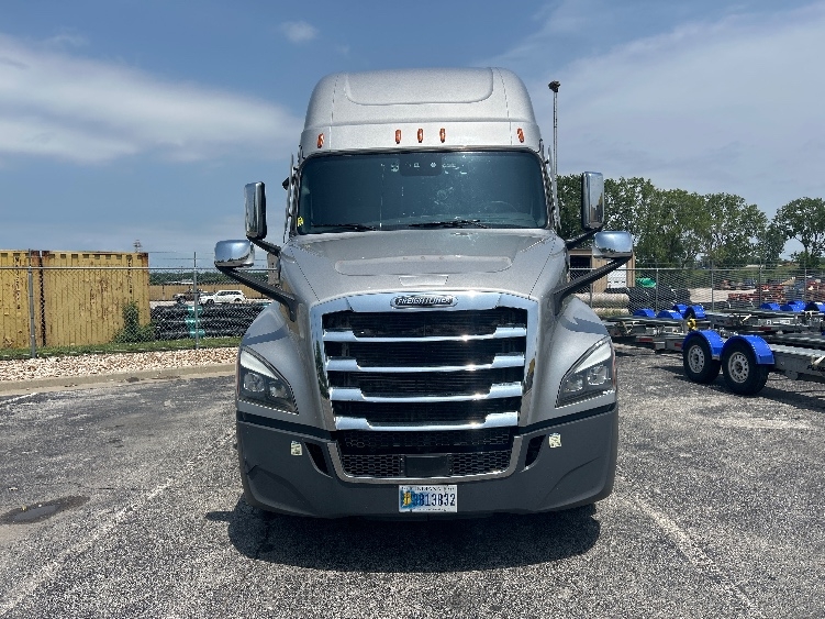 2021 Freightliner Cascadia in Kansas City, MO — photo 2