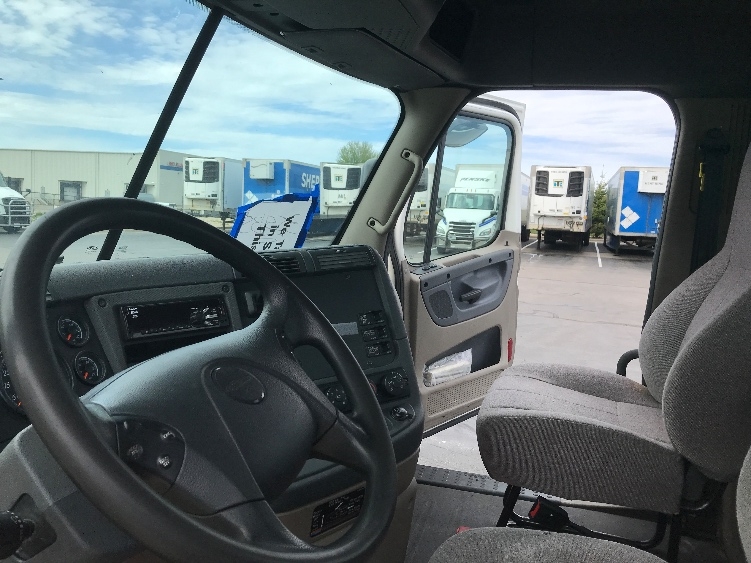 2020 Freightliner Cascadia in Windsor, WI — photo 10