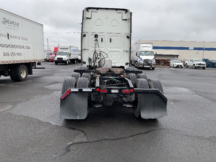 2020 Freightliner Cascadia in Clackamas, OR — photo 6