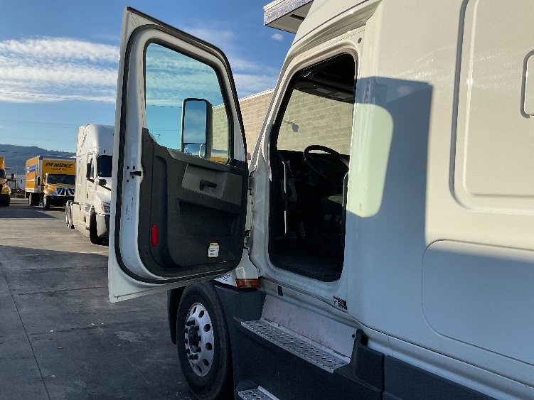 2020 Freightliner Cascadia in Clackamas, OR — photo 9