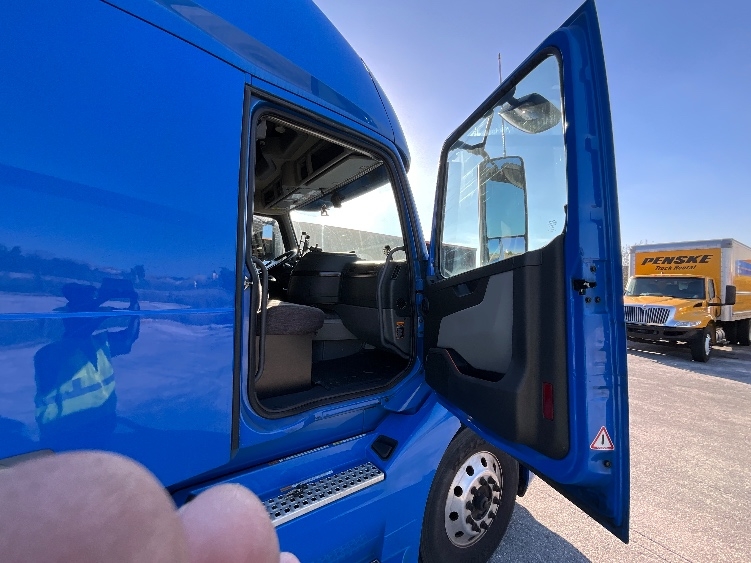 2021 Volvo VNL 760 in Winter Haven, FL — photo 9