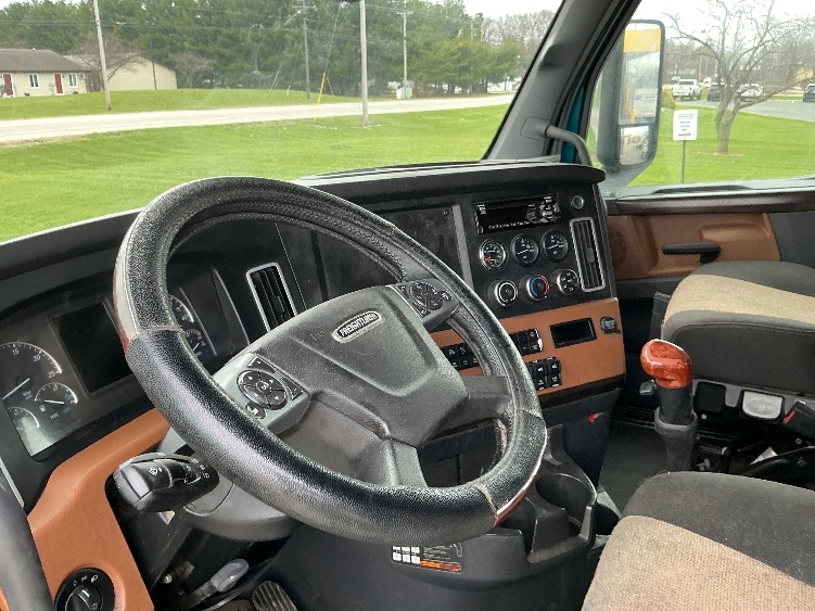 2021 Freightliner Cascadia in Elkhart, IN — photo 10