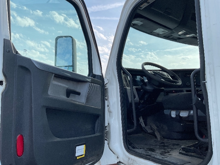 2020 Freightliner Cascadia in Middlefield, OH — photo 9