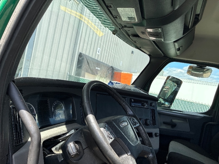 2020 Freightliner Cascadia in Londonderry, NH — photo 10