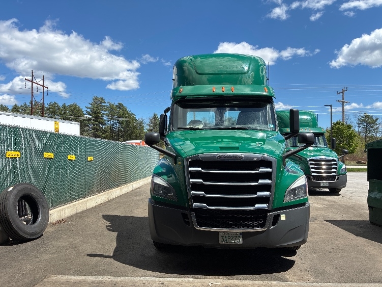 2020 Freightliner Cascadia in Londonderry, NH — photo 2