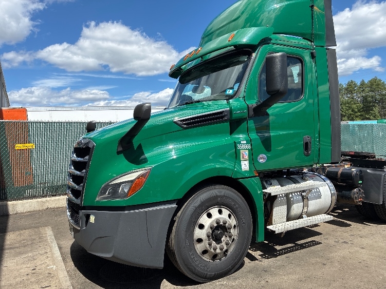 2020 Freightliner Cascadia in Londonderry, NH — photo 3