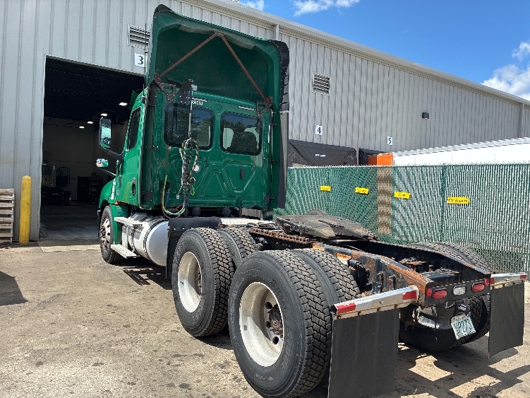 2020 Freightliner Cascadia in Londonderry, NH — photo 5