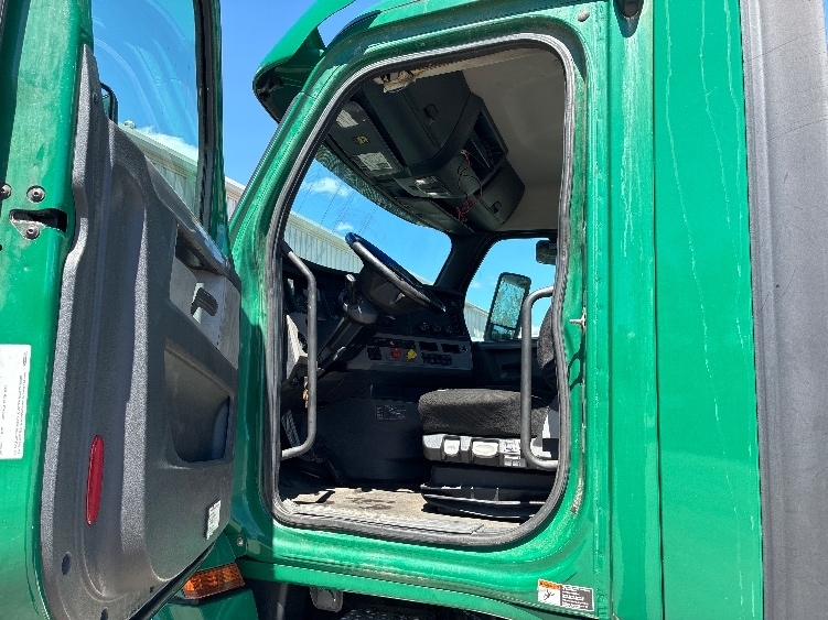 2020 Freightliner Cascadia in Londonderry, NH — photo 9