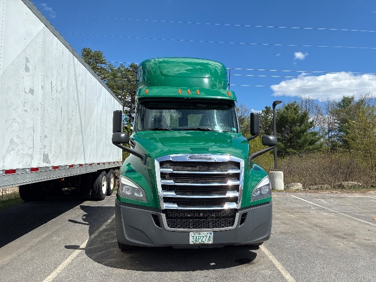 2020 Freightliner Cascadia in Londonderry, NH — photo 2