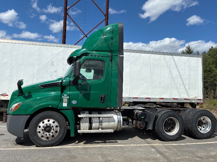 2020 Freightliner Cascadia in Londonderry, NH — photo 4