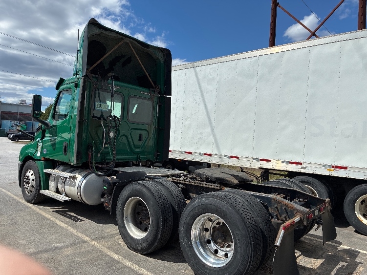 2020 Freightliner Cascadia in Londonderry, NH — photo 5