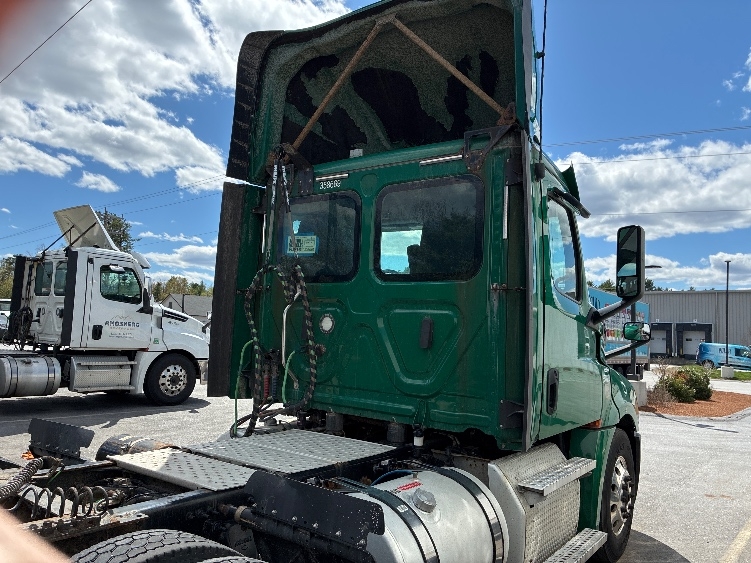 2020 Freightliner Cascadia in Londonderry, NH — photo 8