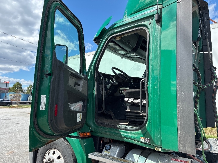 2020 Freightliner Cascadia in Londonderry, NH — photo 9