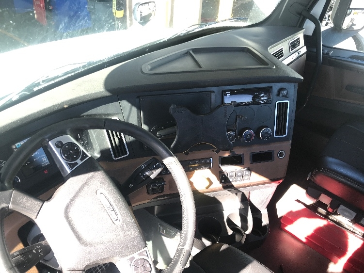 2020 Freightliner Cascadia in Houston, TX — photo 10