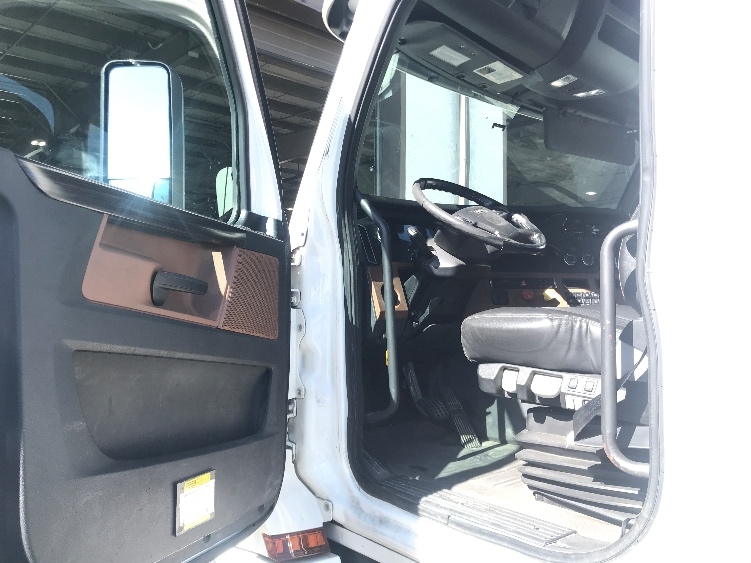 2020 Freightliner Cascadia in Houston, TX — photo 9