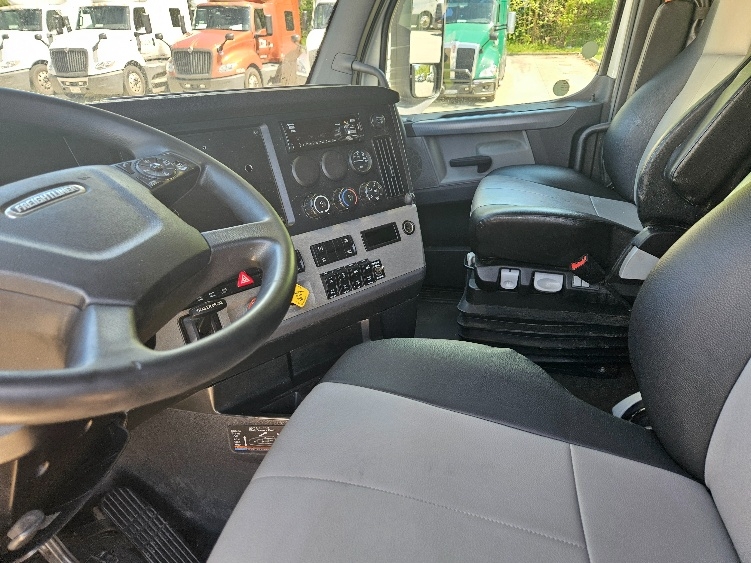 2020 Freightliner Cascadia in Moberly, MO — photo 10