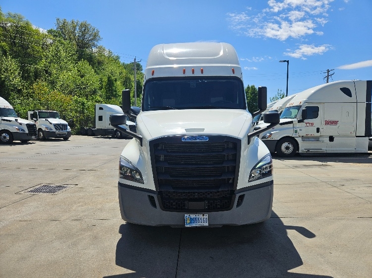 2020 Freightliner Cascadia in Moberly, MO — photo 2