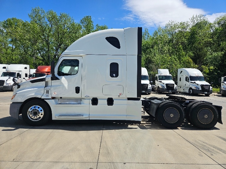 2020 Freightliner Cascadia in Moberly, MO — photo 4