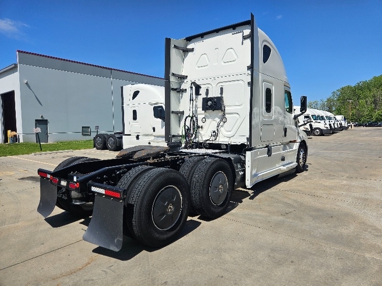 2020 Freightliner Cascadia in Moberly, MO — photo 7