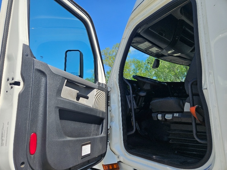2020 Freightliner Cascadia in Moberly, MO — photo 9