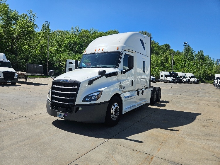 2020 Freightliner Cascadia in Moberly, MO — photo 3
