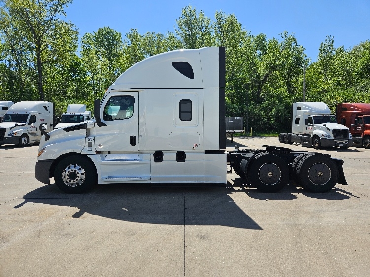 2020 Freightliner Cascadia in Moberly, MO — photo 4