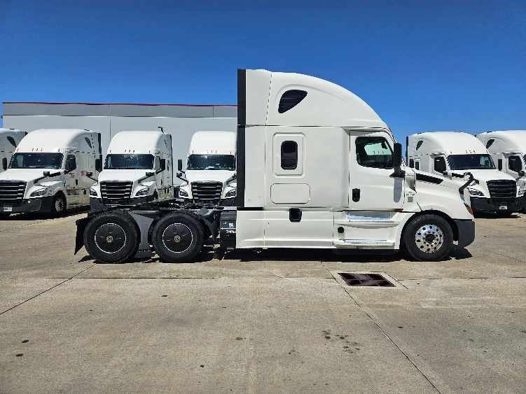 2020 Freightliner Cascadia in Moberly, MO — photo 8