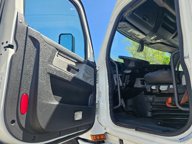 2020 Freightliner Cascadia in Moberly, MO — photo 9