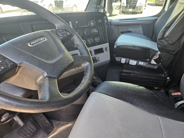 2020 Freightliner Cascadia in Moberly, MO — photo 10