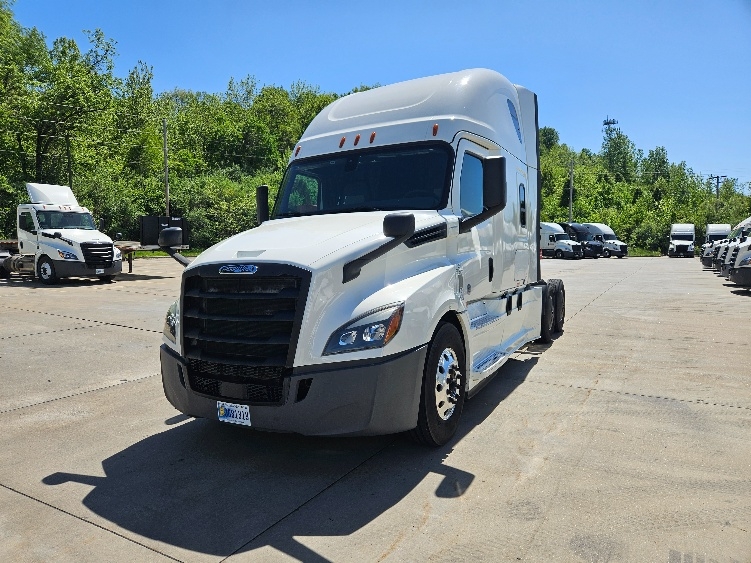 2020 Freightliner Cascadia in Moberly, MO — photo 3