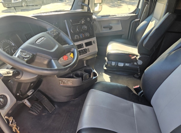 2020 Freightliner Cascadia in Moberly, MO — photo 10
