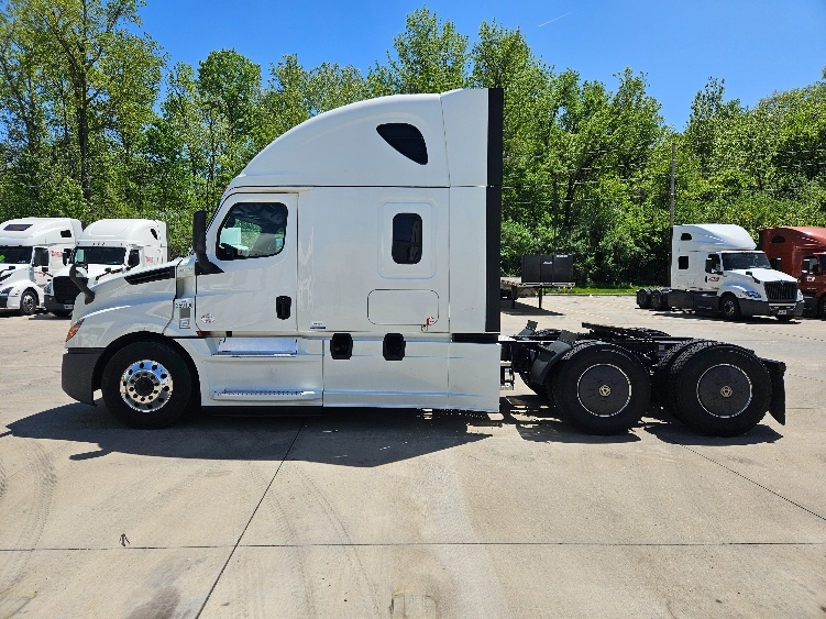 2020 Freightliner Cascadia in Moberly, MO — photo 4