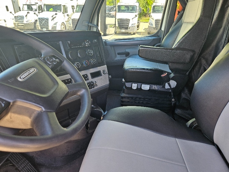 2020 Freightliner Cascadia in Moberly, MO — photo 10