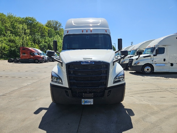 2020 Freightliner Cascadia in Moberly, MO — photo 2