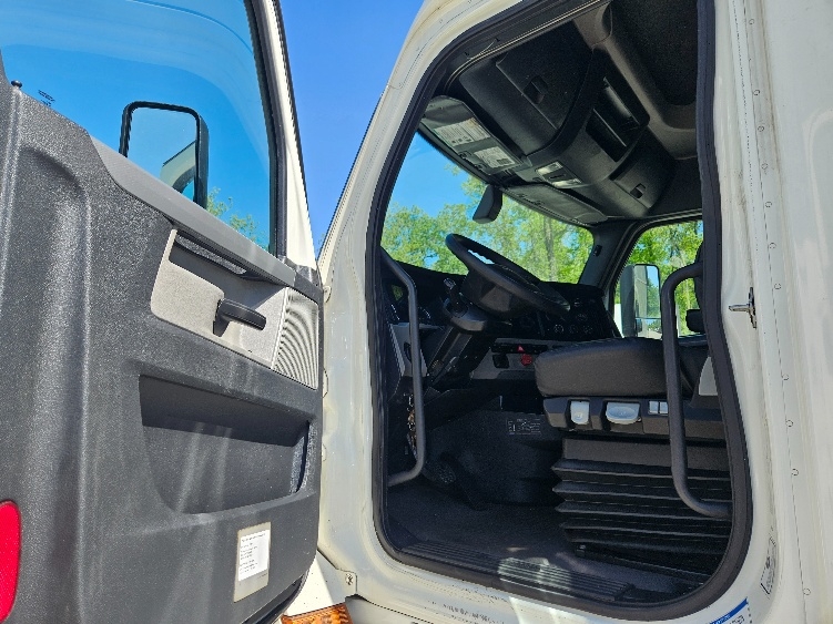 2020 Freightliner Cascadia in Moberly, MO — photo 9