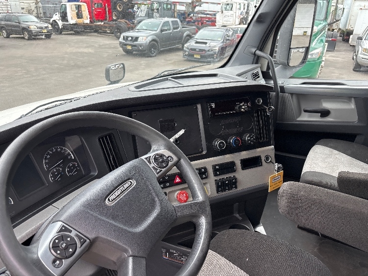 2021 Freightliner Cascadia in Sturtevant, WI — photo 10