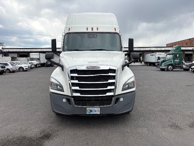 2021 Freightliner Cascadia in Sturtevant, WI — photo 2