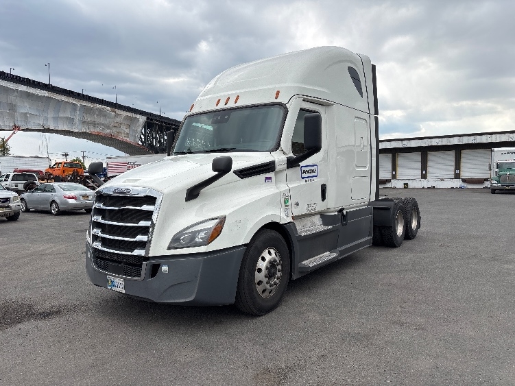 2021 Freightliner Cascadia in Sturtevant, WI — photo 3